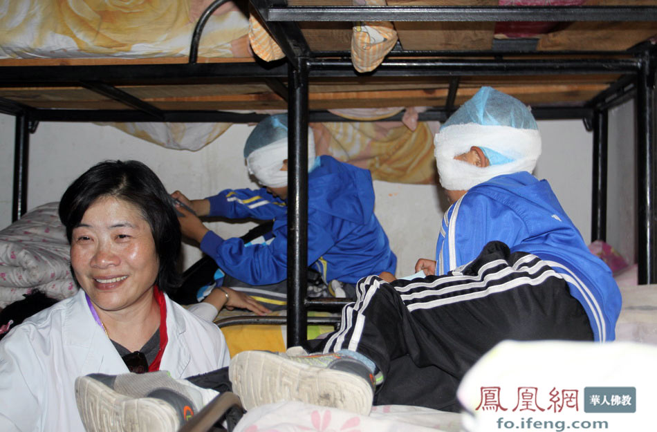 手術(shù)前，“慈愛·吉祥之旅”參訪團(tuán)一行在覺醒大和尚的帶領(lǐng)下，來到西藏軍區(qū)總醫(yī)院看望“你是我的眼”慈善助醫(yī)項(xiàng)目即將做手術(shù)的兩位盲童，并祝手術(shù)成功。